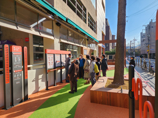 송파노인종합복지관에 처음 적용된 '100세 마당' 디자인 공간.  <사진=서울시>